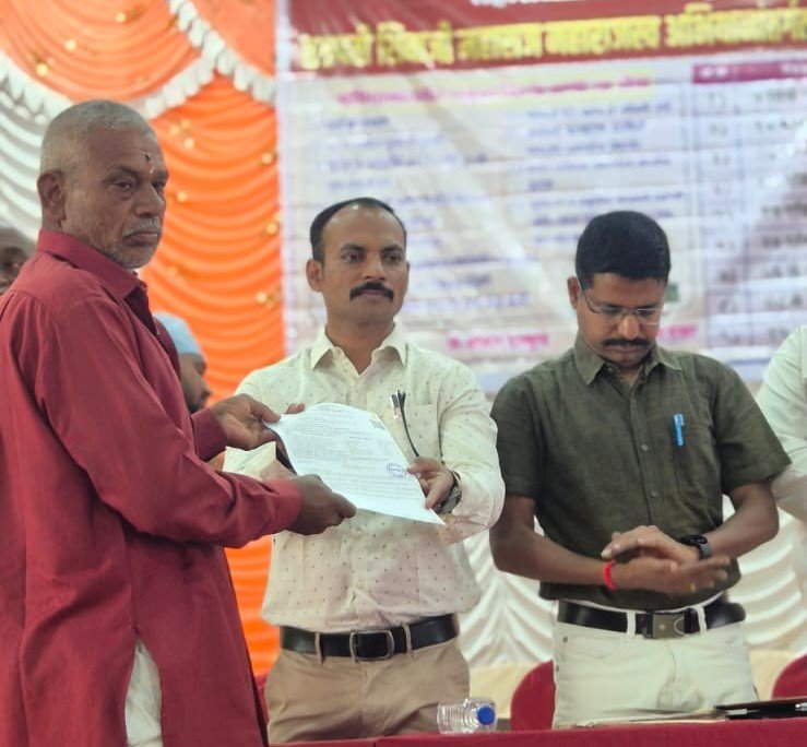 श्रावबाळ योजनेतील लाभार्थ्यांना मंजुरी आदेश देताना अधिकारी